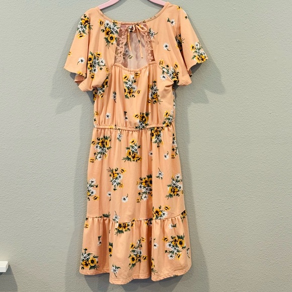 Love Glam Girl Leva Flutter Sleeve Tiered Deess - Picture 4 of 5